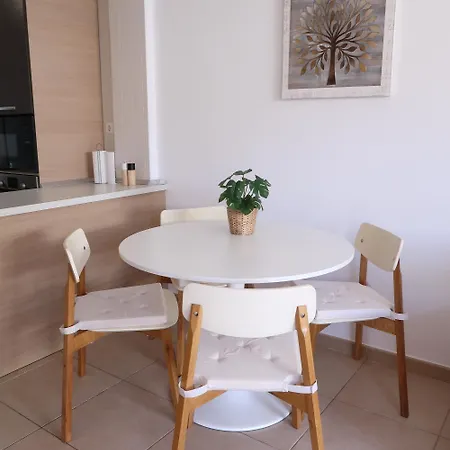 Spacious With Large Private Garden In Mar * 팔름-마르