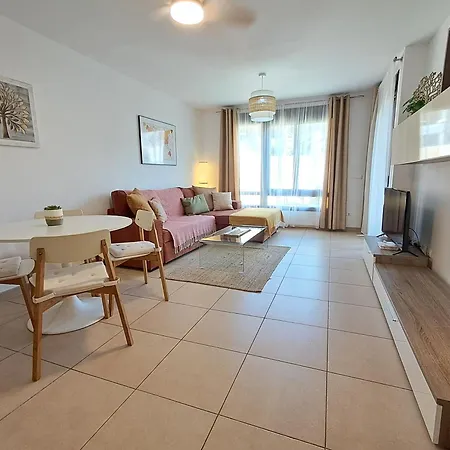 Spacious With Large Private Garden In Mar 아파트