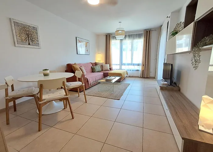 Spacious With Large Private Garden In Mar דירה